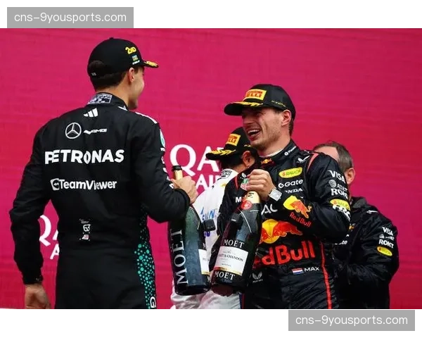 特写：颁奖仪式上，亚美尼亚与阿塞拜疆选手在领奖台握手致意