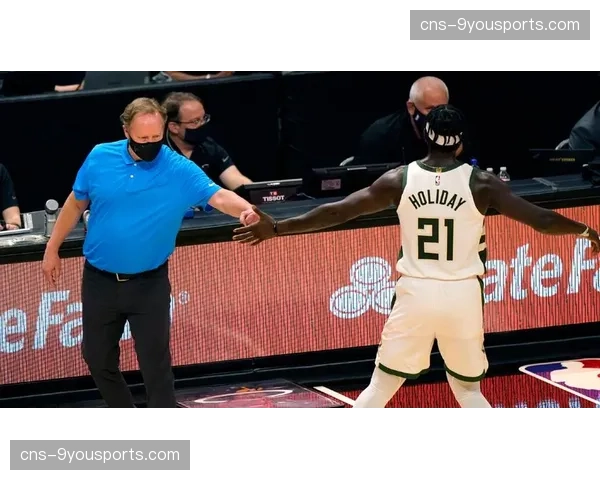 特写:霍乐迪在雄鹿主场的回归之夜,收获致敬视频与冠军戒指 特写:霍乐迪在雄鹿主场的回归之夜,收获致敬视频与冠军戒指